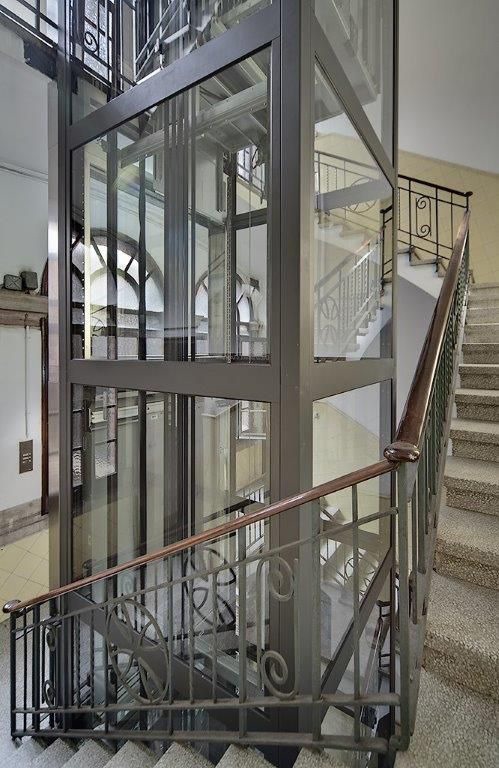 Estructura modular para ascensor con cerramiento de cristal en edificio clásico