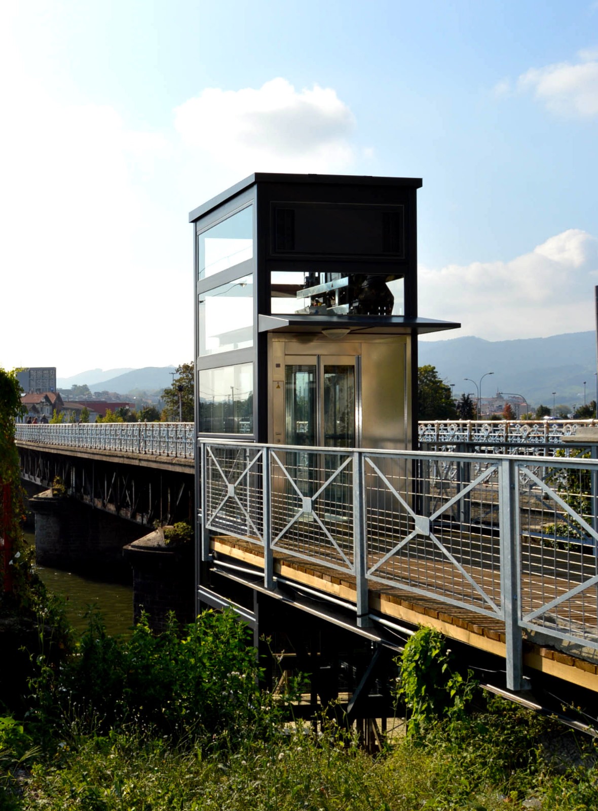 Ascensor exterior modular sobre pasarela con vistas panorámicas
